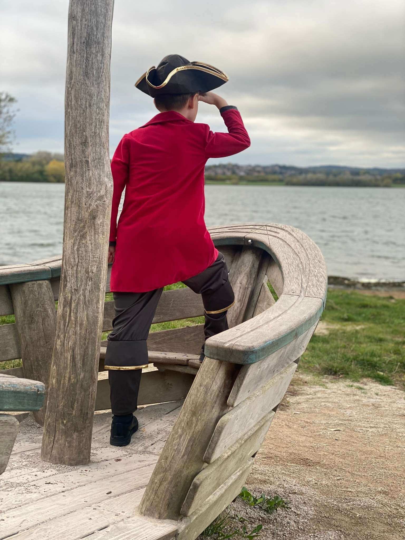 Admiral_Adam_lifestyle_back-2.jpg